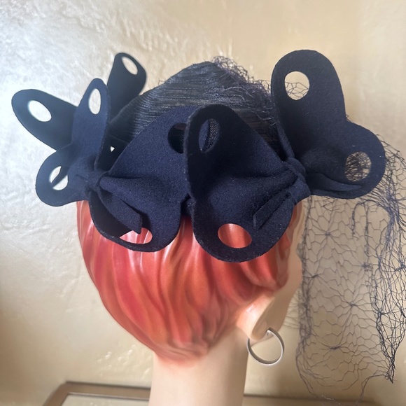 REMARKABLE 1930S\' NAVY CRIN CAP WITH NAVY FELT BOWS & SPIDER VEIL main image 8